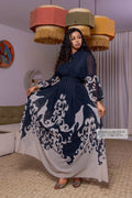 Robe Maxi Fluide Bleu Nuit à Imprimé Arabesque et Plastron Perlé
