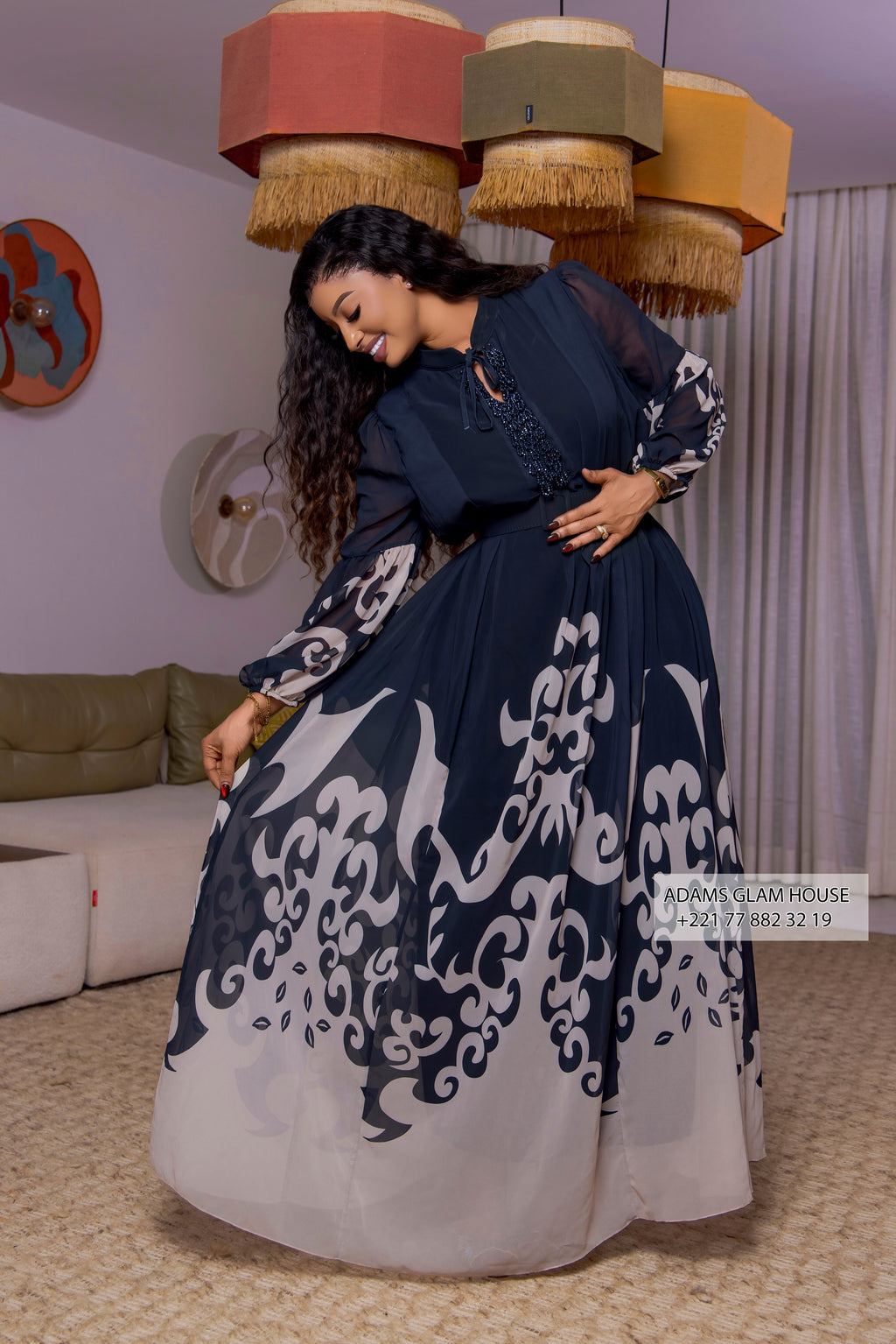 Robe Maxi Fluide Bleu Nuit à Imprimé Arabesque et Plastron Perlé