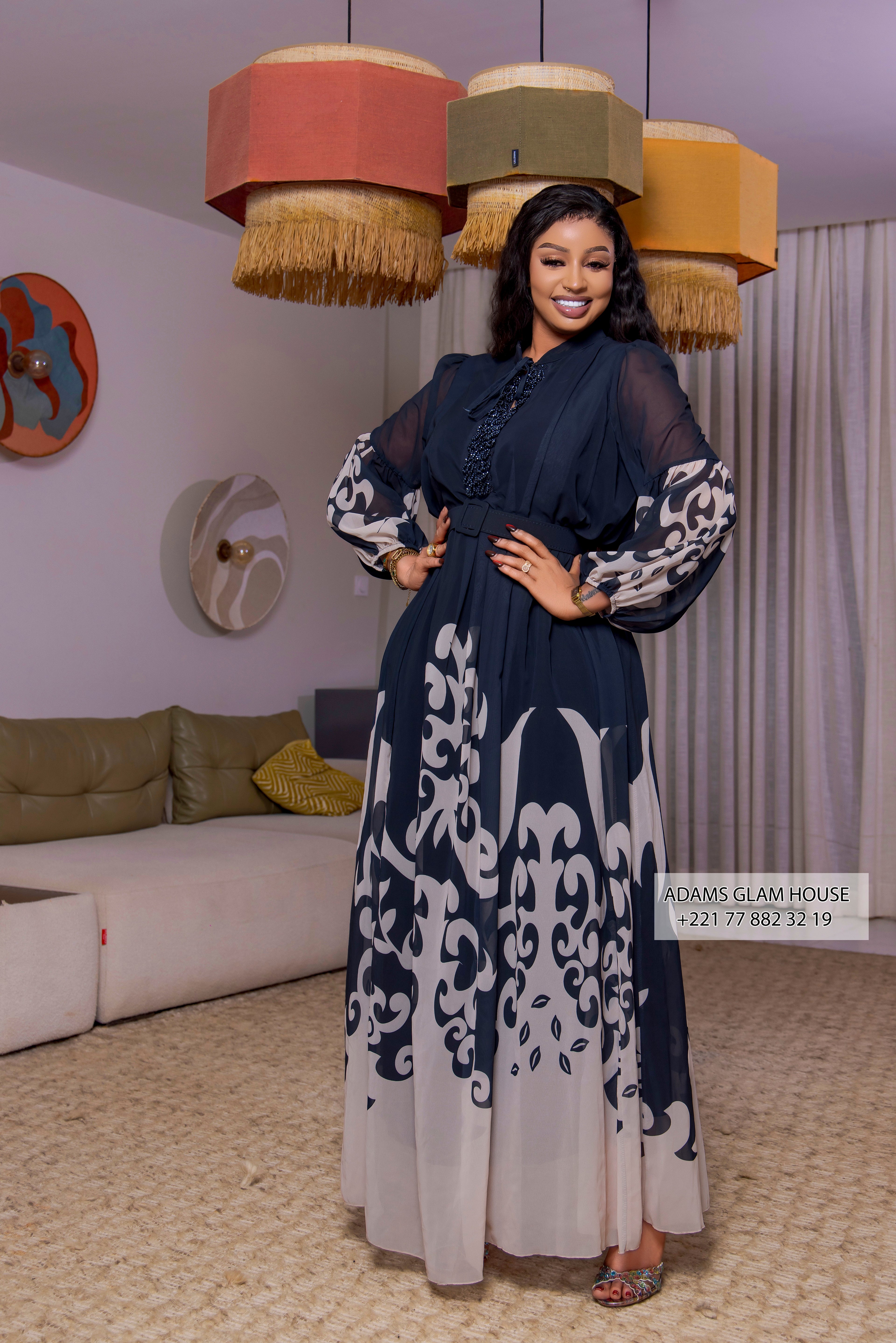 Robe Maxi Fluide Bleu Nuit à Imprimé Arabesque et Plastron Perlé