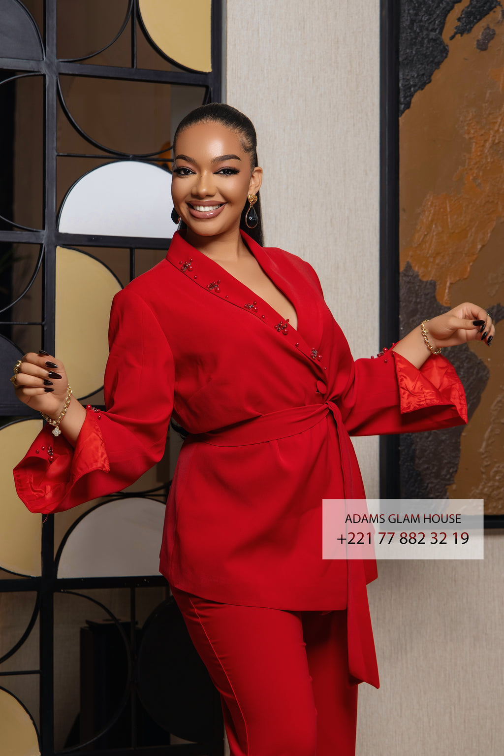 Ensemble Tailleur "Rouge Passion" à Ceinture Nouée et Broderies Perles